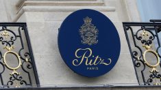 パリのリッツホテル、ヘミングウェイ使用の家具など競売へ