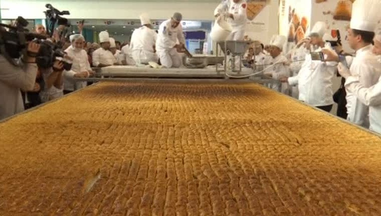 トルコで500キロ超える伝統菓子「バクラバ」、世界記録に認定