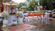 タイ洞窟から救出の少年らが出家修行、死亡したダイバー追悼
