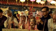 【動画ニュース】香港の新年風習 除夜に「頭炷香」を上げて幸運を祈る