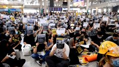【動画ニュース】空港で外国人に真相を伝える香港市民 政府は市民の訴求を無視