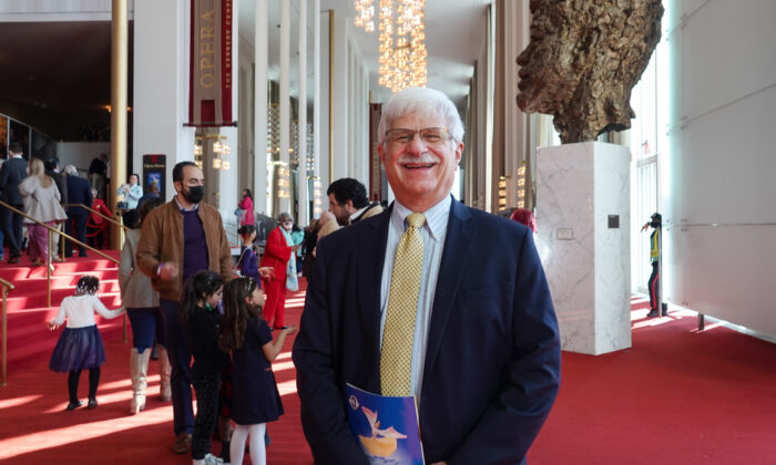 米ワシントンD.Cのケネディセンター・オペラハウスで開かれた神韻公演を鑑賞した元国務省次官補のロバート・ デストロ氏。2022年2月19日撮影（Jenny Jing /The Epoch Times）